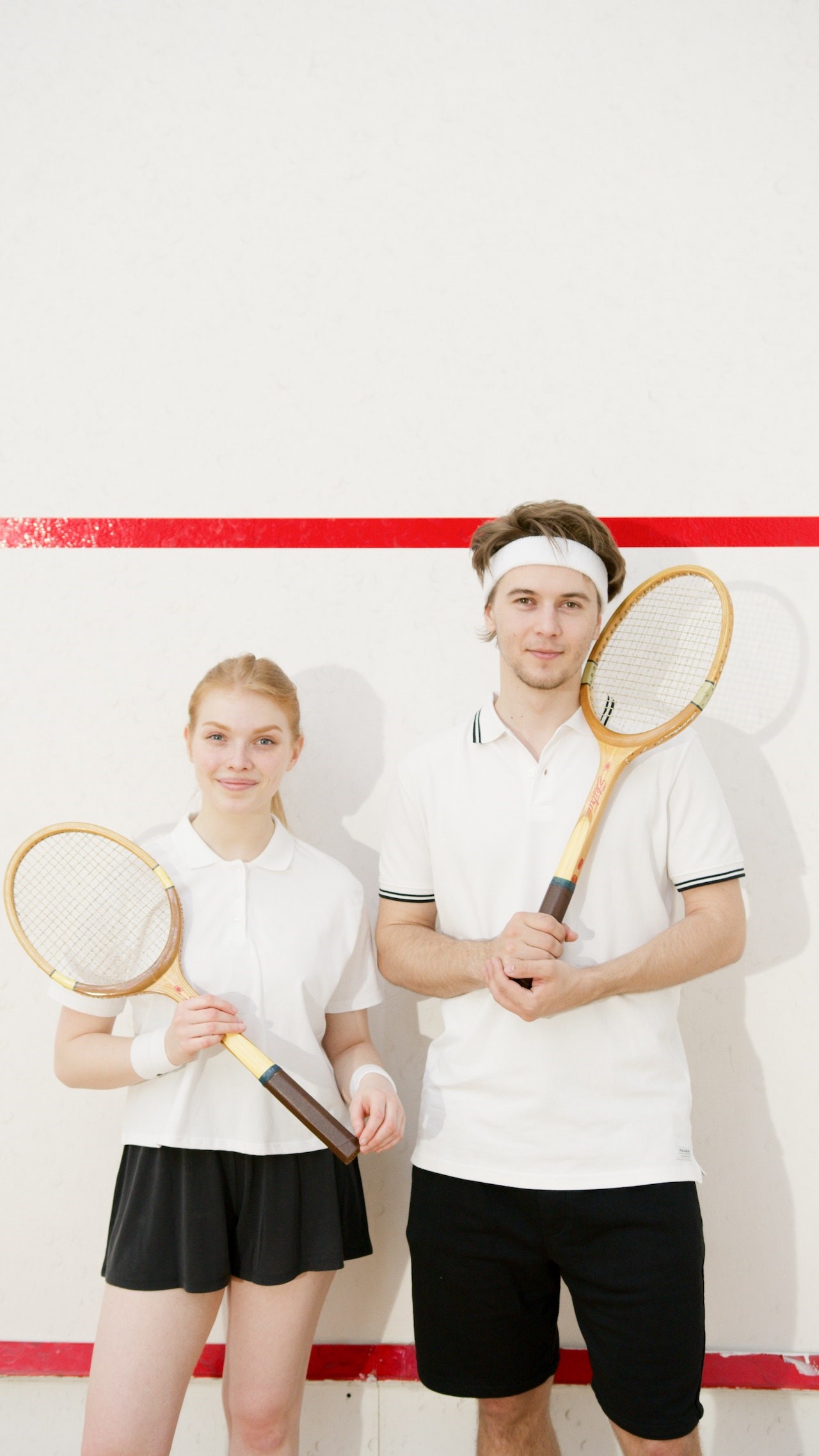 En kvindelig og en mandling squashspiller. Foto: Pexels.com
