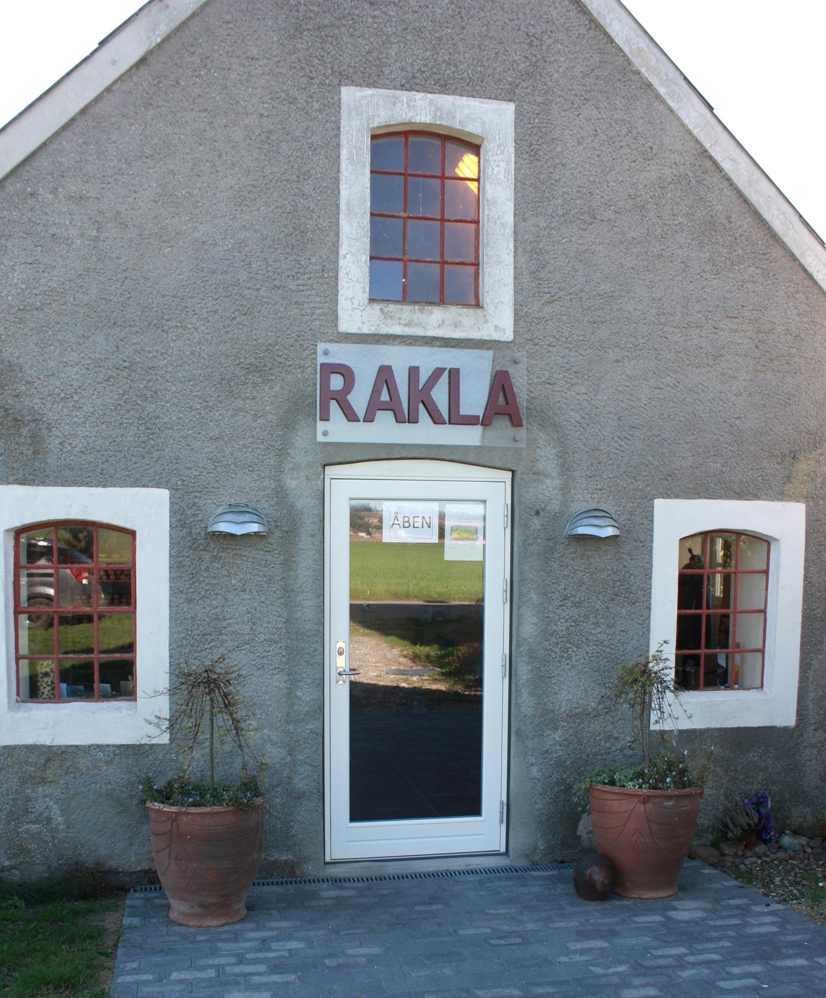 Billede af indgang til Rakla. Foto: RAKLA.