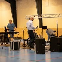 Opstilling af grej inden koncert. Foto: DMF Nordvestjylland. 