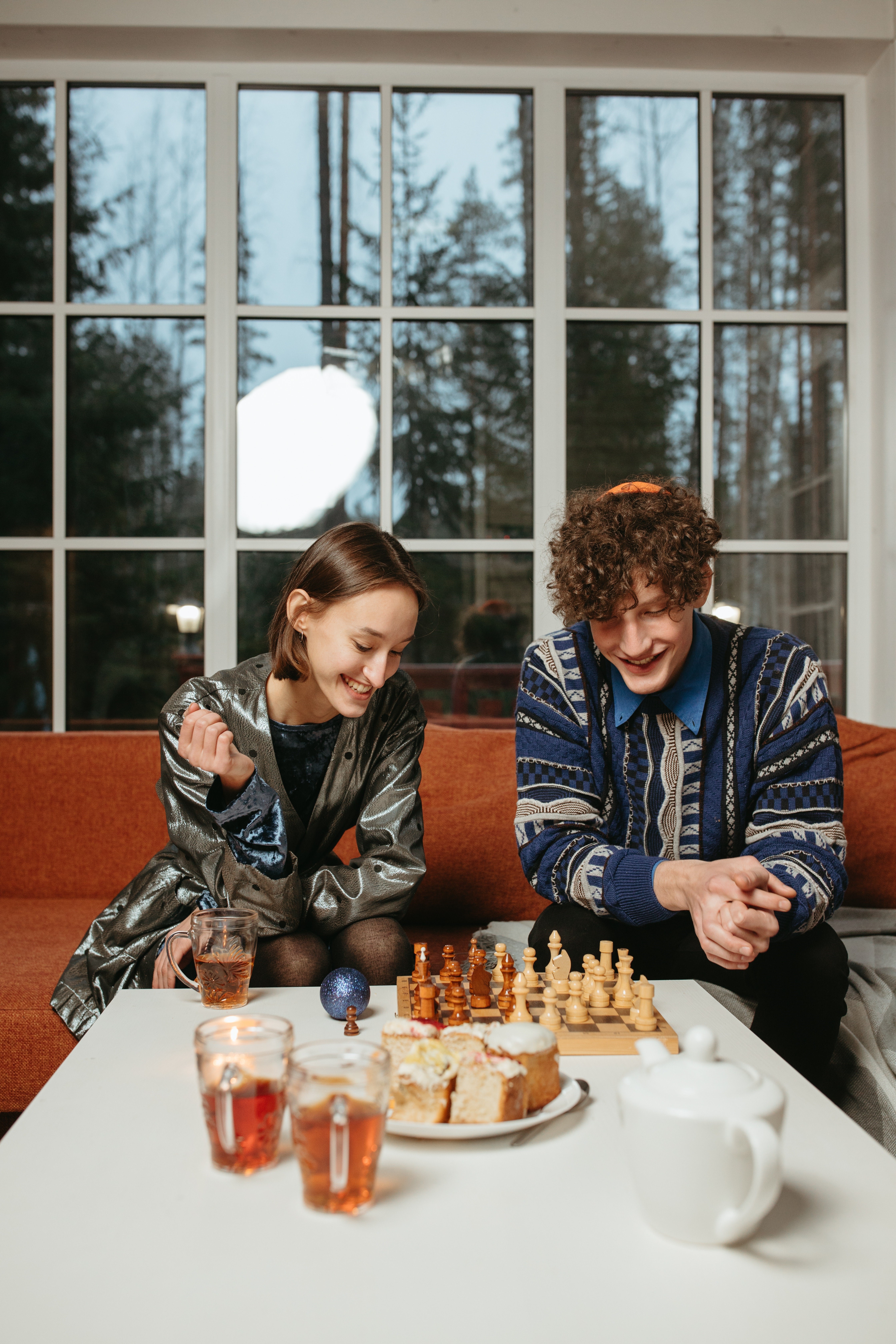 To personer spiller skak. Foto: Pexels.com